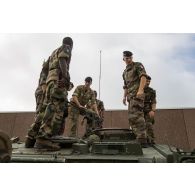 Des soldats du 501e régiment de chars de combat (501e RCC) visitent un dépanneur du char Challenger (CRARRV) britannique sur le camp de Tapa, en Estonie.