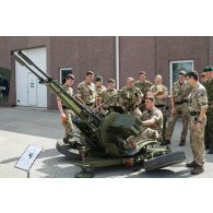 Des soldats britanniques du Rifles regiment manipulent un canon antiaérien ZU-23 estonien sur le camp de Tapa, en Estonie.