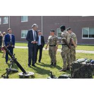 Des soldats britanniques présentent leur matériel à monsieur Stephen Lovegrove sur le camp de Tapa, en Estonie.