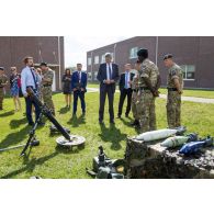 Des soldats britanniques présentent leur matériel à monsieur Stephen Lovegrove sur le camp de Tapa, en Estonie.