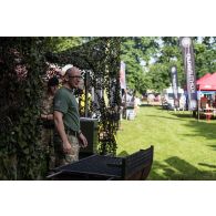 Des soldats britanniques du Rifles regiment préparent un barbecue lors d'une fête à Tapa, en Estonie.