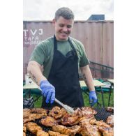 Un soldat britannique du Rifles regiment prépare des grillades au barbecue sur le camp de Tapa, en Estonie.