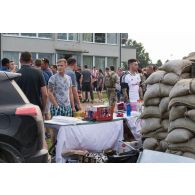 Des soldats français et britanniques partagent un pique-nique sur le camp de Tapa, en Estonie.