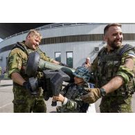 Des soldats estoniens présentent un lance-missiles antichar FGM-148 Javelin à un enfant de Tallinn, en Estonie.