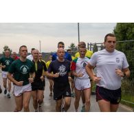 Des légionnaires du 2e régiment étranger d'infanterie (2e REI) et des bigors du 3e régiment d'artillerie de marine (3e RAMa) attendent le départ d'une course à pied à Tapa, en Estonie.