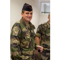 Un officier du 3e régiment d'artillerie de marine (3e RAMa) participe à un repas de cohésion au mess de Tapa, en Estonie.