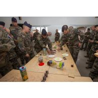 Repas de cohésion entre légionnaires et troupes de marine au mess de Tapa, en Estonie.