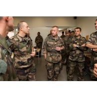 Le colonel Olivier Waché discute avec des officiers du 1er régiment étranger de génie (1er REG) et du 2e régiment étranger d'infanterie (2e REI) lors d'un repas de cohésion au mess de Tapa, en Estonie.