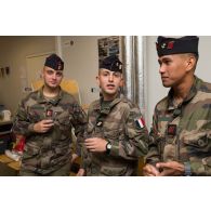 Des bigors du 3e régiment d'artillerie de marine (3e RAMa) participent à un repas de cohésion au mess de Tapa, en Estonie.