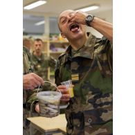 Le colonel Olivier Waché se restaure lors d'un repas de cohésion au mess de Tapa, en Estonie.