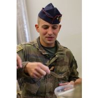 Un bigor du 3e régiment d'artillerie de marine (3e RAMa) se restaure lors d'un repas de cohésion au mess de Tapa, en Estonie.