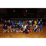 Photographie de groupe des équipes du tournoi de volley-ball à la BMN-N de Mitrovica.