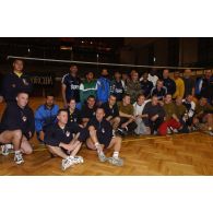 Photographie de groupe des équipes du tournoi de volley-ball à la BMN-N de Mitrovica.