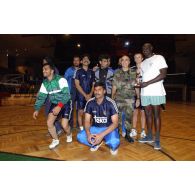 Photographie de groupe des équipes du tournoi de volley-ball à la BMN-N de Mitrovica.