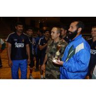 Photographie de groupe des équipes du tournoi de volley-ball à la BMN-N de Mitrovica.