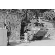 VAB de la gendarmerie devant l'ambassade de France, Beyrouth.