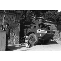 VAB de la gendarmerie devant l'ambassade de France, Beyrouth.