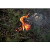 Combustion d'une grenade fumigène à Tapa, en Estonie.