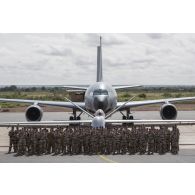 Photographie de groupe du personnel de la base de Niamey au terme d'une cérémonie.