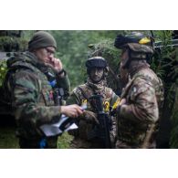 Des soldats italiens de la brigade d'infanterie mécanisée Pinerolo se coordonnent avec des examinateurs estoniens à Sonda, en Estonie.