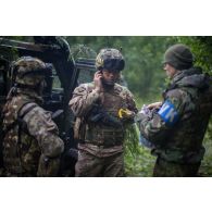 Des soldats italiens de la brigade d'infanterie mécanisée Pinerolo se coordonnent avec des examinateurs estoniens à Sonda, en Estonie.