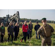 Un légionnaire encadre un groupee de scouts à Tapa, en Estonie.