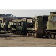 Chargement de véhicules articulés chenillés (VAC) Bandvagn 206 à bord de camions porteurs polyvalents logistiques (PPLOG) à Jõhvi, en Estonie.