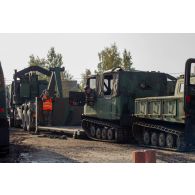 Un soldat guide le chargement d'un véhicule articulé chenillé (VAC) Bandvagn 206 à bord d'un camion porteur polyvalent logistique (PPLOG) à Jõhvi, en Estonie.