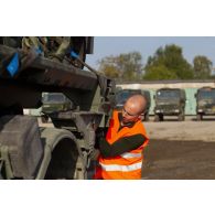 Un soldat fixe la plateforme d'un camion porteur polyvalent logistique (PPLOG) à Jõhvi, en Estonie.