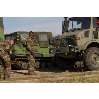 Un caméraman couvre le déchargement d'un camion Unimog 1300L à Tapa, en Estonie.