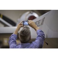 Le député Philippe Michel-Kleisbauer photographie un drone de combat MQ-9 Reaper lors de sa visite à Niamey.