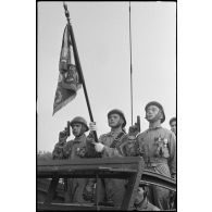 Portrait de groupe de la garde à l'étendard du 1er REC (régiment étranger de cavalerie) à bord d'un scout-car M3A1 lors d'une prise d'armes près de la forêt de la Mamora.