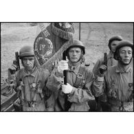 Portrait de groupe de la garde à l'étendard du 1er REC (régiment étranger de cavalerie) à bord d'un scout-car M3A1 lors d'une prise d'armes près de la forêt de la Mamora.