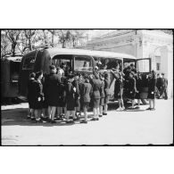 Départ en permission d'élèves de l'école des transmissions des personnels féminins de l'armée de l'Air.