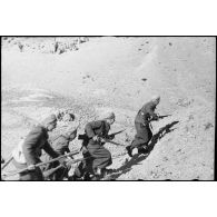 Un groupe de combat d'élèves de l'école des élèves officiers indigènes d'Algérie et de Tunisie (EEOI) fait un "bond en avant" lors d'un exercice de combat.