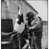 Lâcher de pigeon par un sous-officier de la Ve armée américaine.