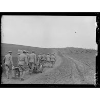 Boissicourt (Oise). Manoeuvre d'un canon de 75 T. [légende d'origine]