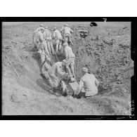 Boissicourt (Oise). Sortie d'un 75 T d'un trou de torpilles. [légende d'origine]