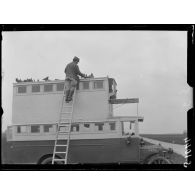 Dans l'Oise. Autobus pigeonnier militaire. [légende d'origine]