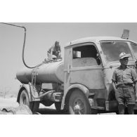 En Cyrénaïque, à un point d'eau, un camion citerne italien permet aux troupes allemandes le transport d'eau potable.