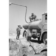 En Cyrénaïque, à un point d'eau, un camion citerne italien permet aux troupes allemandes le transport d'eau potable.