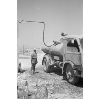 En Cyrénaïque, à un point d'eau, un camion citerne italien permet aux troupes allemandes le transport d'eau potable.