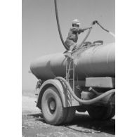 En Cyrénaïque, à un point d'eau, un camion citerne italien permet aux troupes allemandes le transport d'eau potable.