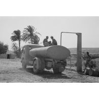 En Cyrénaïque, à un point d'eau, un camion citerne italien permet aux troupes allemandes le transport d'eau potable.