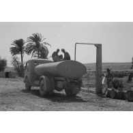 En Cyrénaïque, à un point d'eau, un camion citerne italien permet aux troupes allemandes le transport d'eau potable.