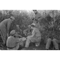 Pilotes du 1er groupe du Sturzkampfgeschwader 3 (I.StG.3) sur le terrain de Ain-el-Gazala.