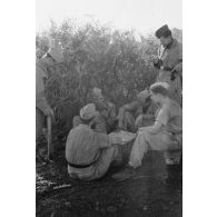 Pilotes du 1er groupe du Sturzkampfgeschwader 3 (I.StG.3) sur le terrain de Ain-el-Gazala.