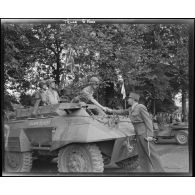 Le général de Lattre de Tassigny félicite un officier du 2e RD après la libération de Dijon.