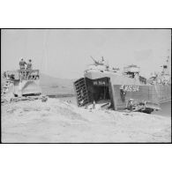 Débarquement de véhicules et matériels d'un landing ship tank (LST) et aménagement de la plage de La Foux dans le golfe de Saint-Tropez.