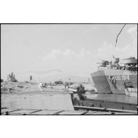 Débarquement de matériels depuis un LST sur la plage à Sainte-Maxime.